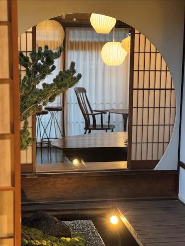 Hyde & Away�@ ���s�䏊��X