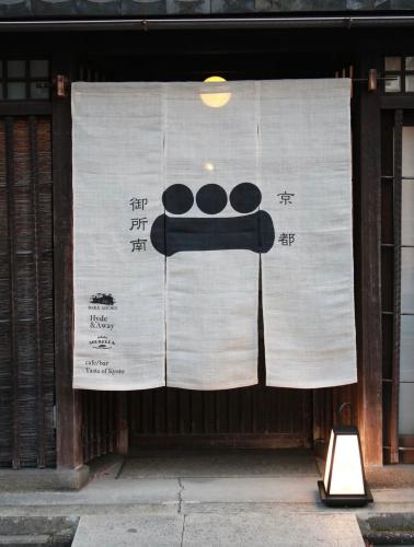 Hyde & Away�@ ���s�䏊��X